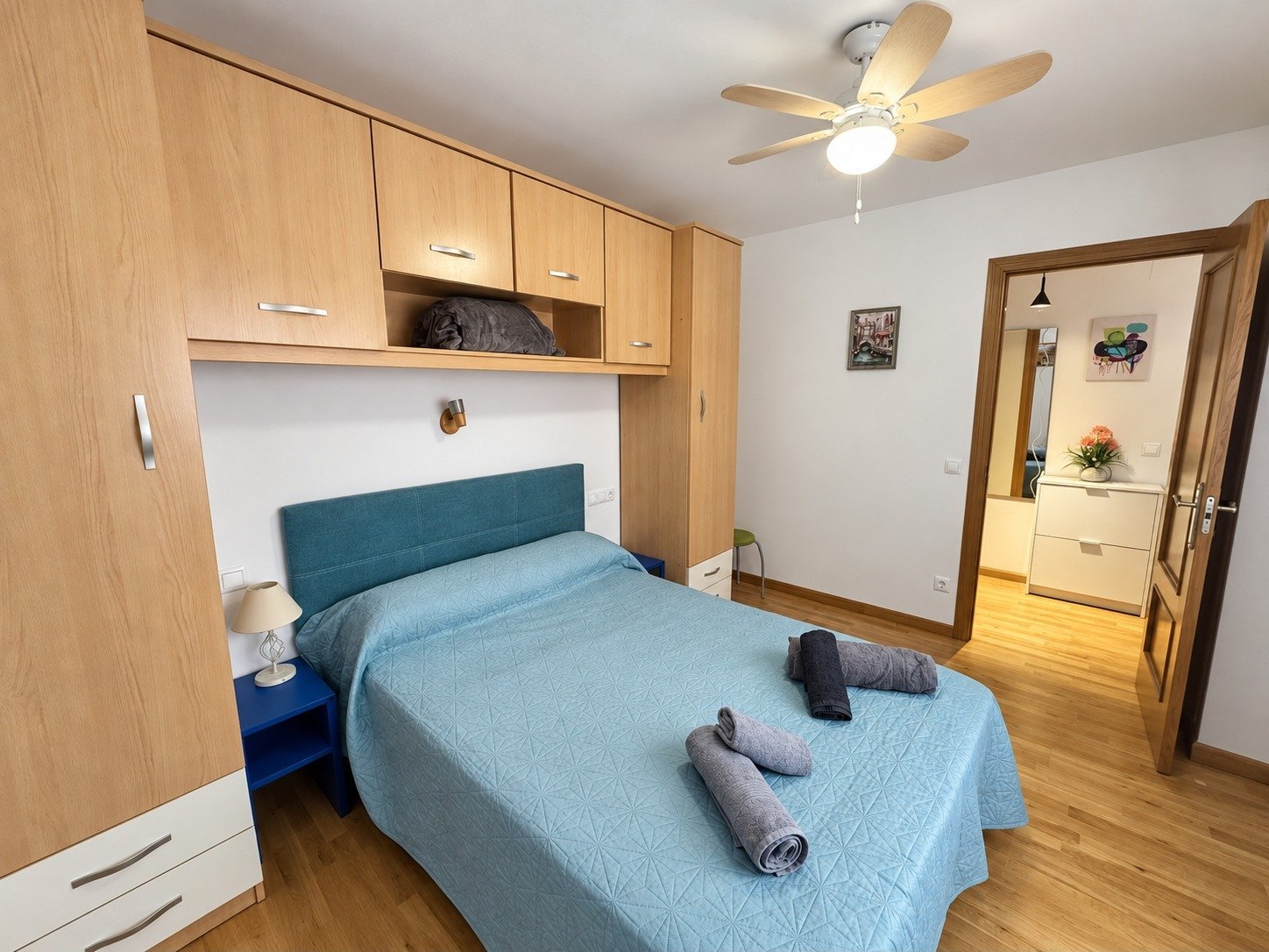 Espacio del apartamento preparado para la estancia